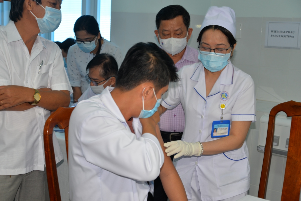 vinh long tiem vaccine covid-19 cho cac can bo y te tuyen dau hinh anh 1