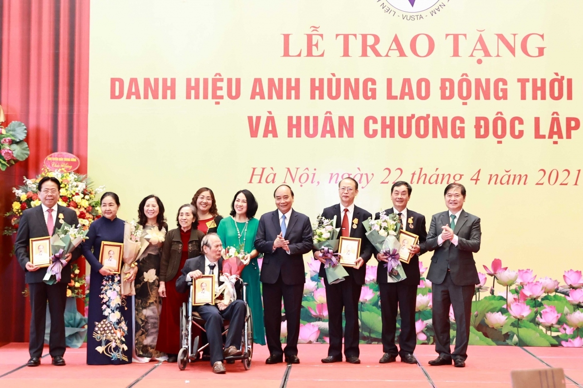 president phuc presents labour hero title to outstanding scientists picture 1