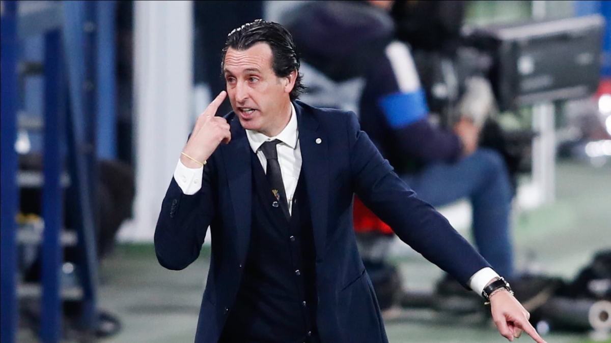 HLV Unai Emery không hài lòng với quyết định thổi penalty của trọng tài. (Ảnh: Getty)