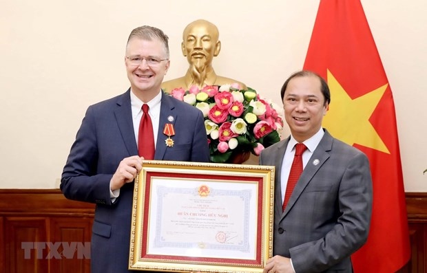 us ambassador honoured with friendship order picture 1