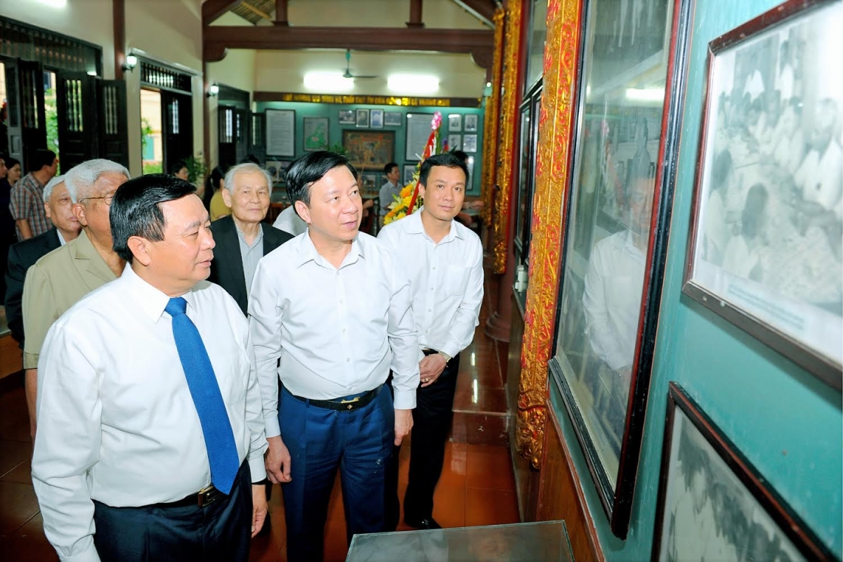 Các đại biểu dự Hội thảo thăm Nhà tưởng niệm Phó Chủ tịch Hội đồng Nhà nước Lê Thanh Nghị.