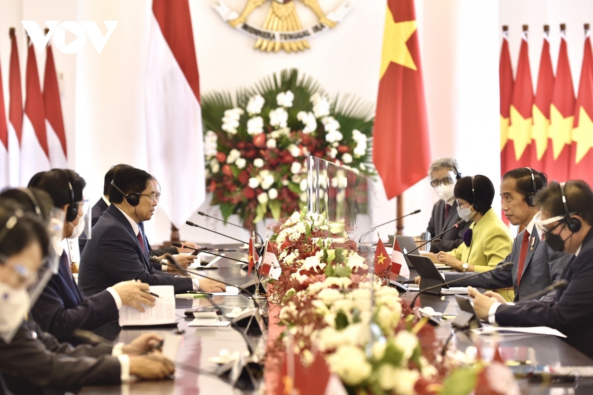Both leaders exchange views on measures to boost the Vietnam-Indonesia cooperation.