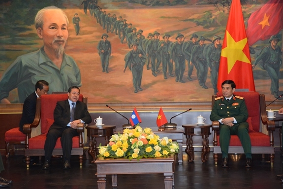 Defence Minister Phan Van Giang (R) receives Lao ambassador Sengphet Houngbuongnuang. (Photo: QDND)