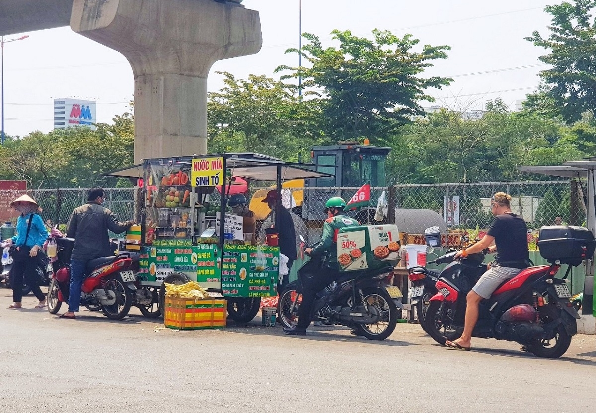 Bán nước ép, sinh tố vỉa hè thu tiền triệu trong ngày nắng nóng