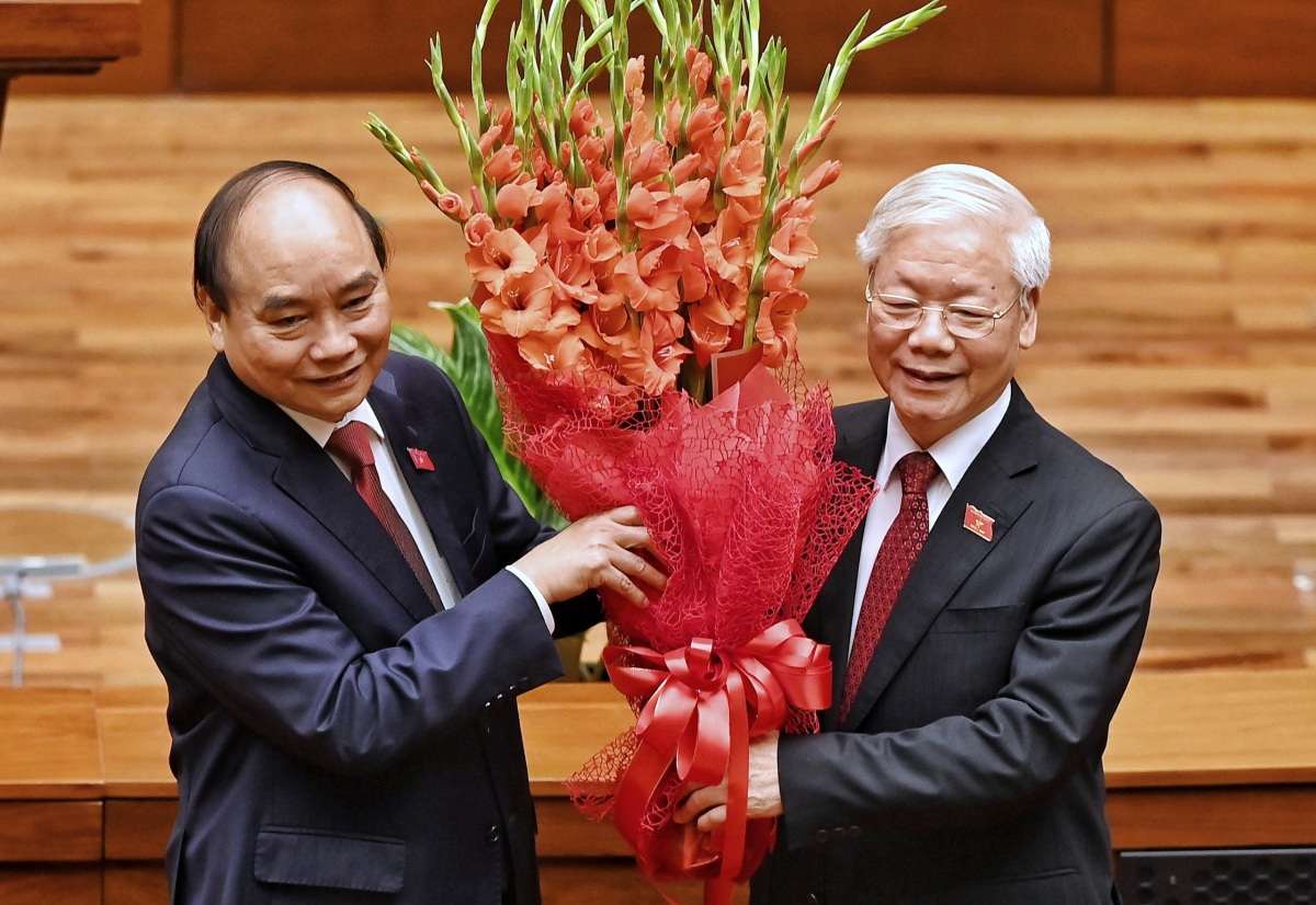 Chủ tịch nước Nguyễn Xuân Phúc tặng hoa Tổng Bí thư Nguyễn Phú Trọng. 