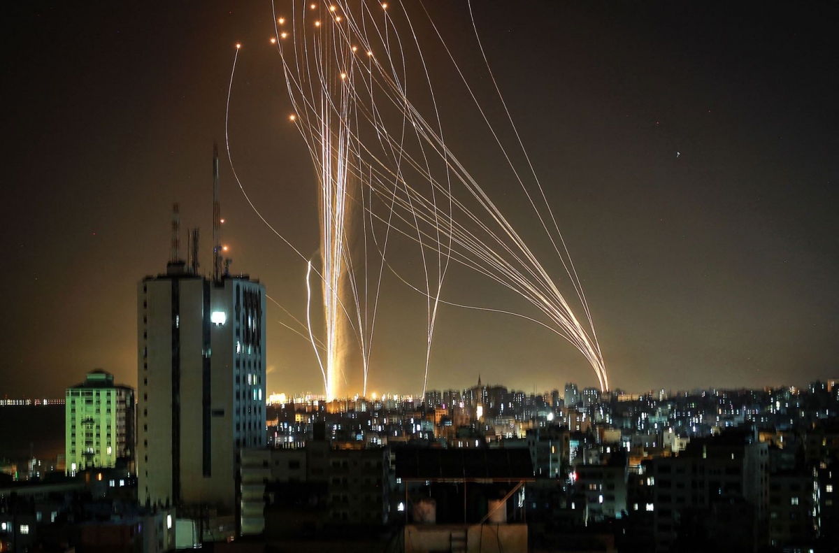 Rocket được phái Hamas phóng lên từ Gaza nhằm vào thành phố Tel Aviv. (Ảnh: AFP)