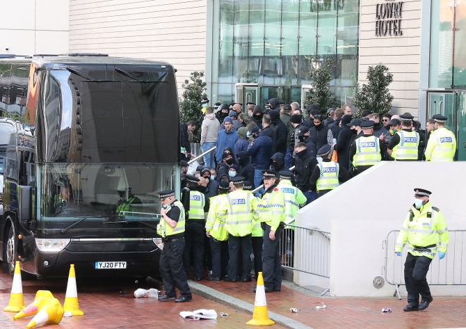 CĐV quá khích chặn lối ra vào khách sạn Lowry, nơi đóng quân của thầy trò HLV Solskjaer. (Ảnh: Reuters)