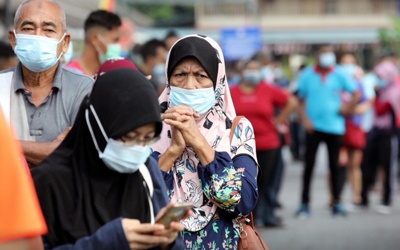 Người dân xếp hàng chờ làm xét nghiệm tại thành phố Klang, Malaysia. (Ảnh: Reuters)