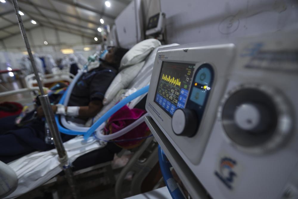Bệnh viện dã chiến BKC tại Mumbai, thủ phủ của bang Maharashtra, thành phố đông dân nhất Ấn Độ, được dựng bằng lều và vách ngăn kim loại. Bệnh viện có sức chứa hơn 2.000 giường bệnh với các trang thiết bị y tế hiện đại, bao gồm cả khoa hồi sức tích cực và giường bệnh có oxy và máy thở. 