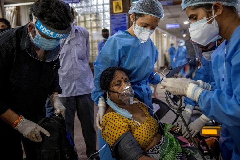 Các bệnh viện tại Ấn Độ đang phải hoạt động hết công suất, nguồn oxy y tế đang cạn kiệt. Ảnh: Reuters