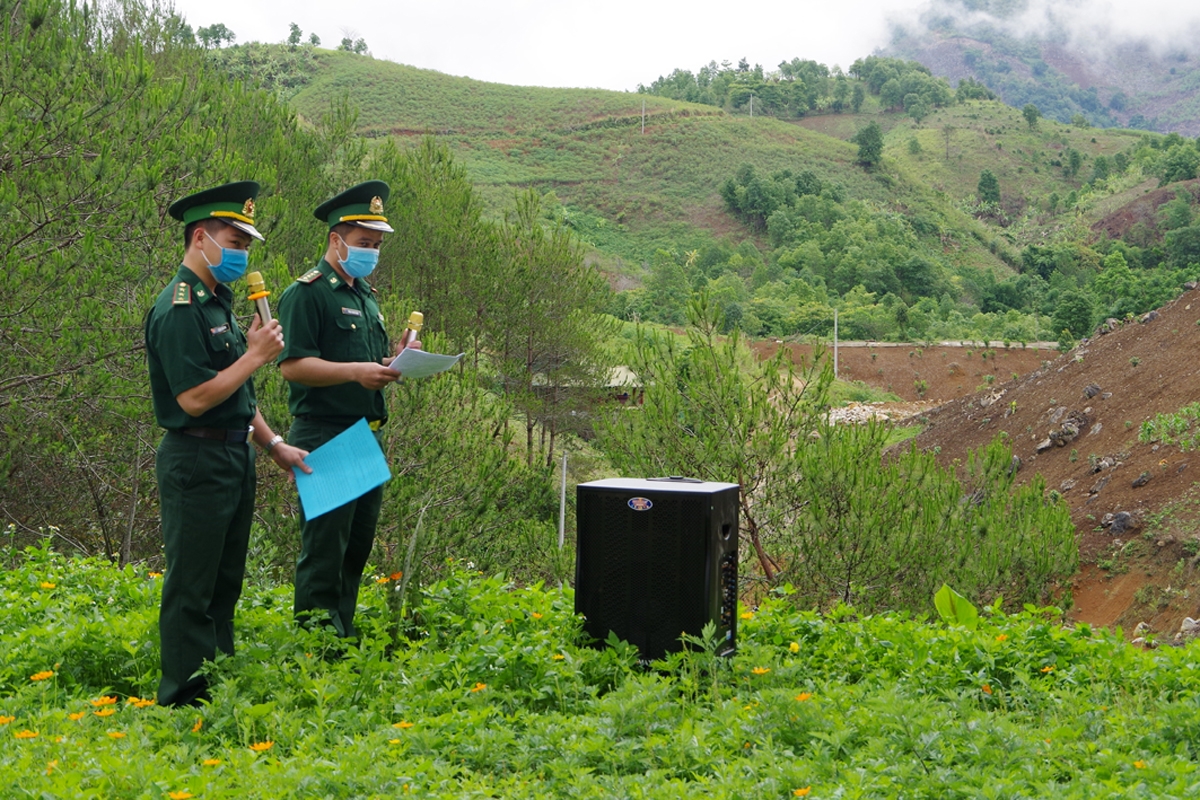 Bộ đội kéo loa lên nương tuyên truyền bầu cử cho bà con biên giới