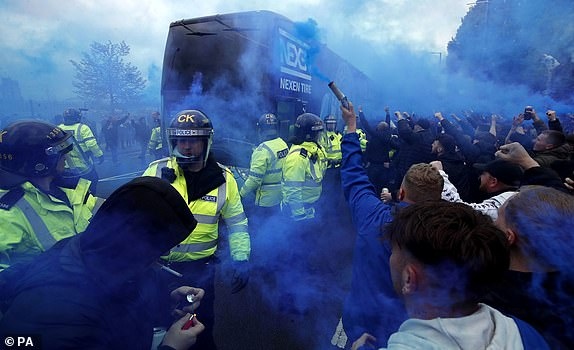 Các CĐV Man City yêu cầu được vào sân Eithad trong trận cầu đinh vòng 35 Ngoại hạng Anh mà Man xanh nếu thắng sẽ đăng quang sớm 3 vòng đấu. (Ảnh: PA).