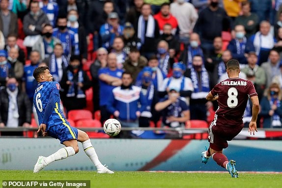 Siêu phẩm nã đại bác của Tielemans. (Ảnh: Getty).
