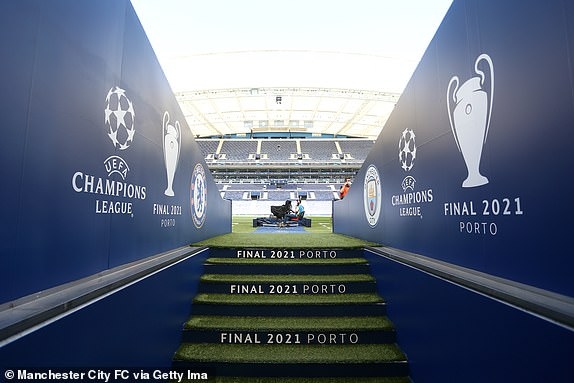 Sân Dragao tràn ngập màu xanh. (Ảnh: Getty).