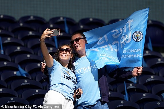 CĐV Man City tại Dragao. (Ảnh: Getty).