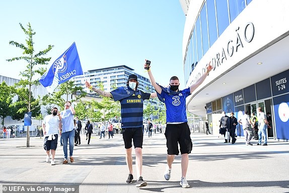 CĐV Chelsea và Man City đã có mặt ở sân Dragao để chuẩn bị theo dõi trận chung kết Champions League 2020/2021 vốn là chuyện nội bộ của Ngoại hạng Anh. (Ảnh: Getty).