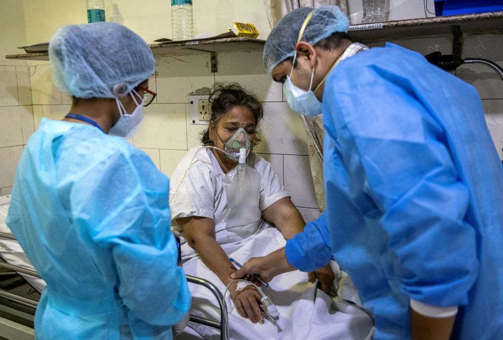 Bệnh nhân Covid-19 trong phòng cấp cứu tại Bệnh viện Holy Family, New Delhi, Ấn Độ. Ảnh: Reuters