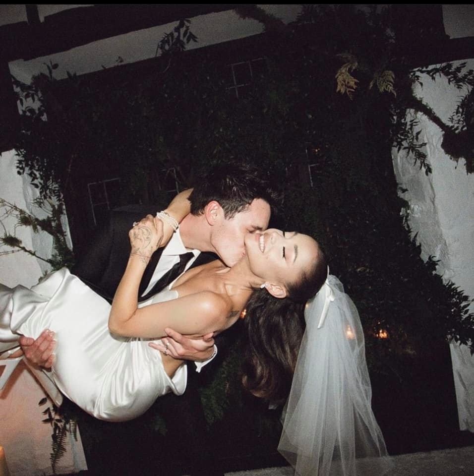 ariana grande hé lộ ảnh cưới ngọt ngào với bạn trai kém tuổi hình ảnh 2 ariana grande he lo anh cuoi ngot ngao voi ban trai kem tuoi hinh anh 2