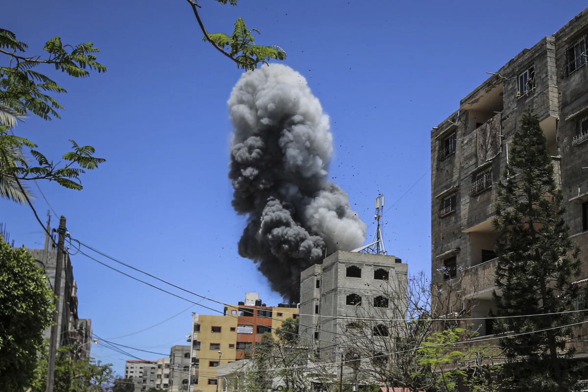 Khói bốc lên sau cuộc không kích của Israel vào thành phố Gaza ngày 19/5. Ảnh: Getty Images