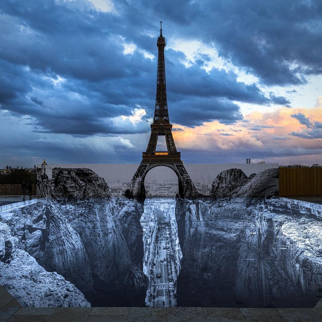 Choáng ngợp với “ảo ảnh vách đá” dưới chân tháp Eiffel 