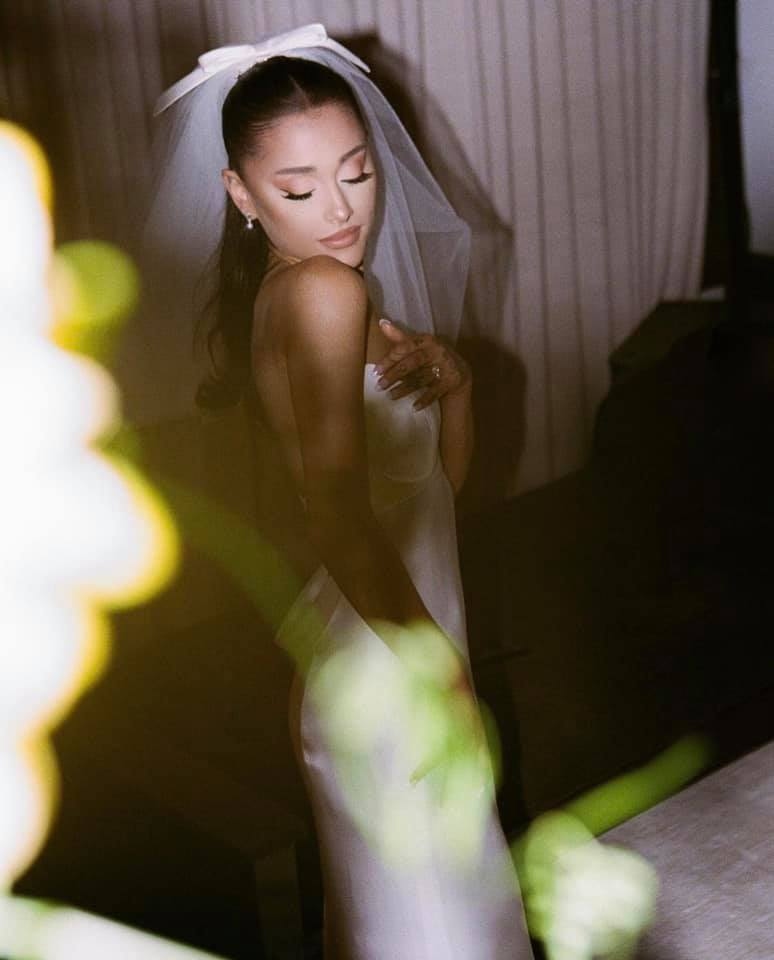 ariana grande he lo anh cuoi ngot ngao voi ban trai kem tuoi hinh anh 4