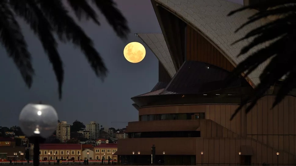 Trăng tròn mọc phía sau nhà hát Opera Sydney, Australia. Ảnh: Getty Images
