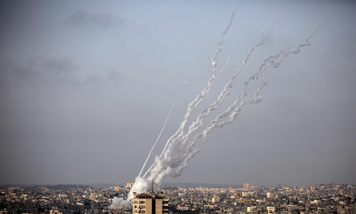 Rocket phóng từ Dải Gaza hướng về lãnh thổ Israel vào ngày 10/5/2021. Ảnh: AP.