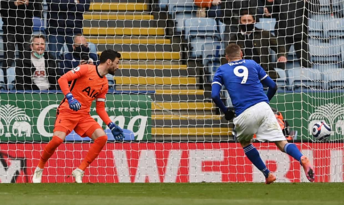 Vardy lập cú đúp trên chấm phạt đền. (Ảnh: Getty)