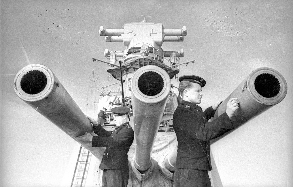 Pháo chính của tuần dương hạm mang tên Molotov.