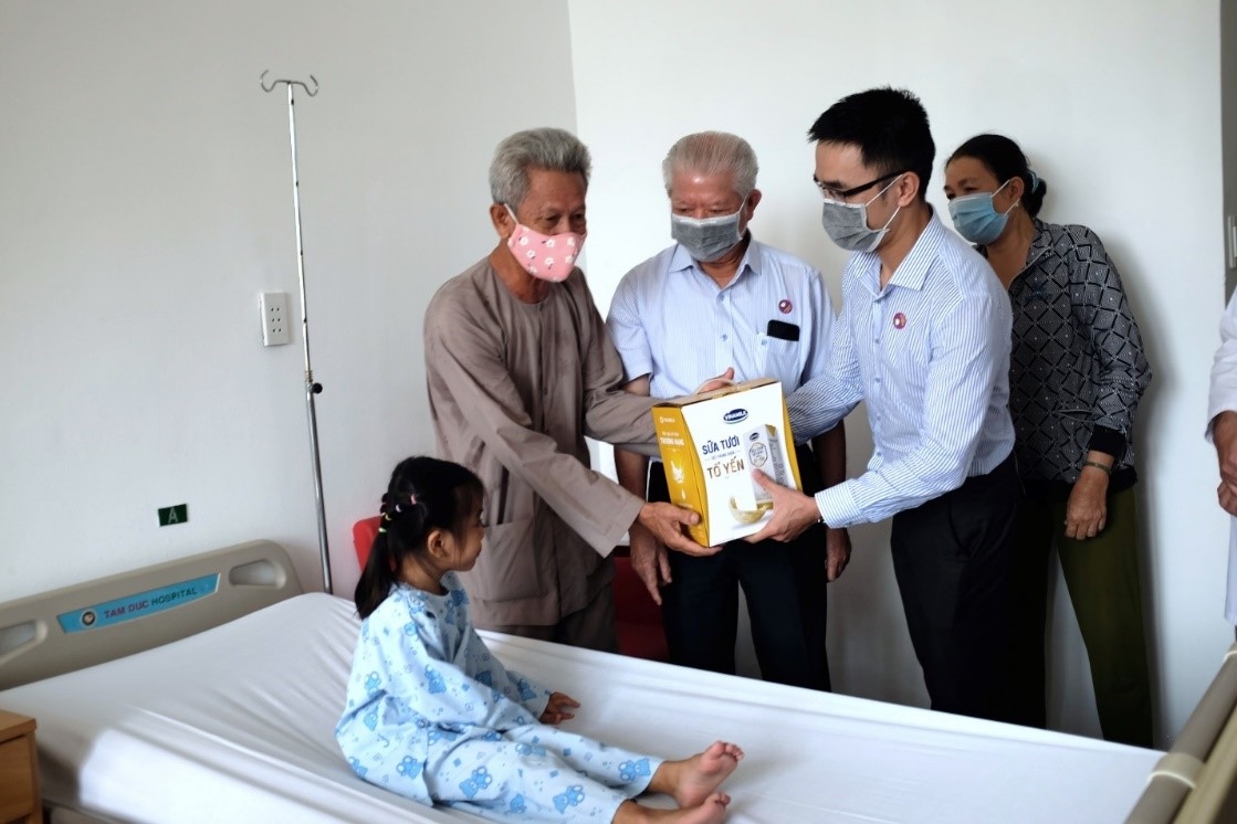 Vinamilk cùng Hội Bảo trợ Bệnh nhân nghèo TPHCM đến thăm và tặng quà cho bé Bảo Trân tại Bệnh viện tim Tâm Đức.