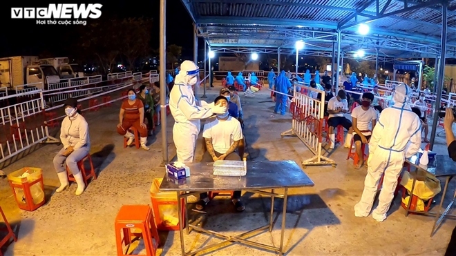 thousands at da nang fishing port undergo covid-19 testing overnight picture 1