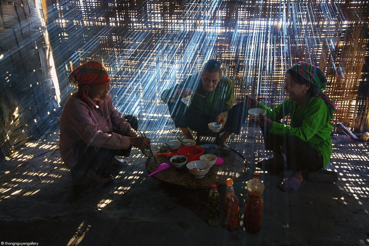 Another piece taken by Thong, titled “Bua an mua dong”, “Winter Breakfast”, was also named among the final list at the contest. The image is set to be exhibited at the Royal Photographic Society's gallery in Bristol between November 20 and December 12.