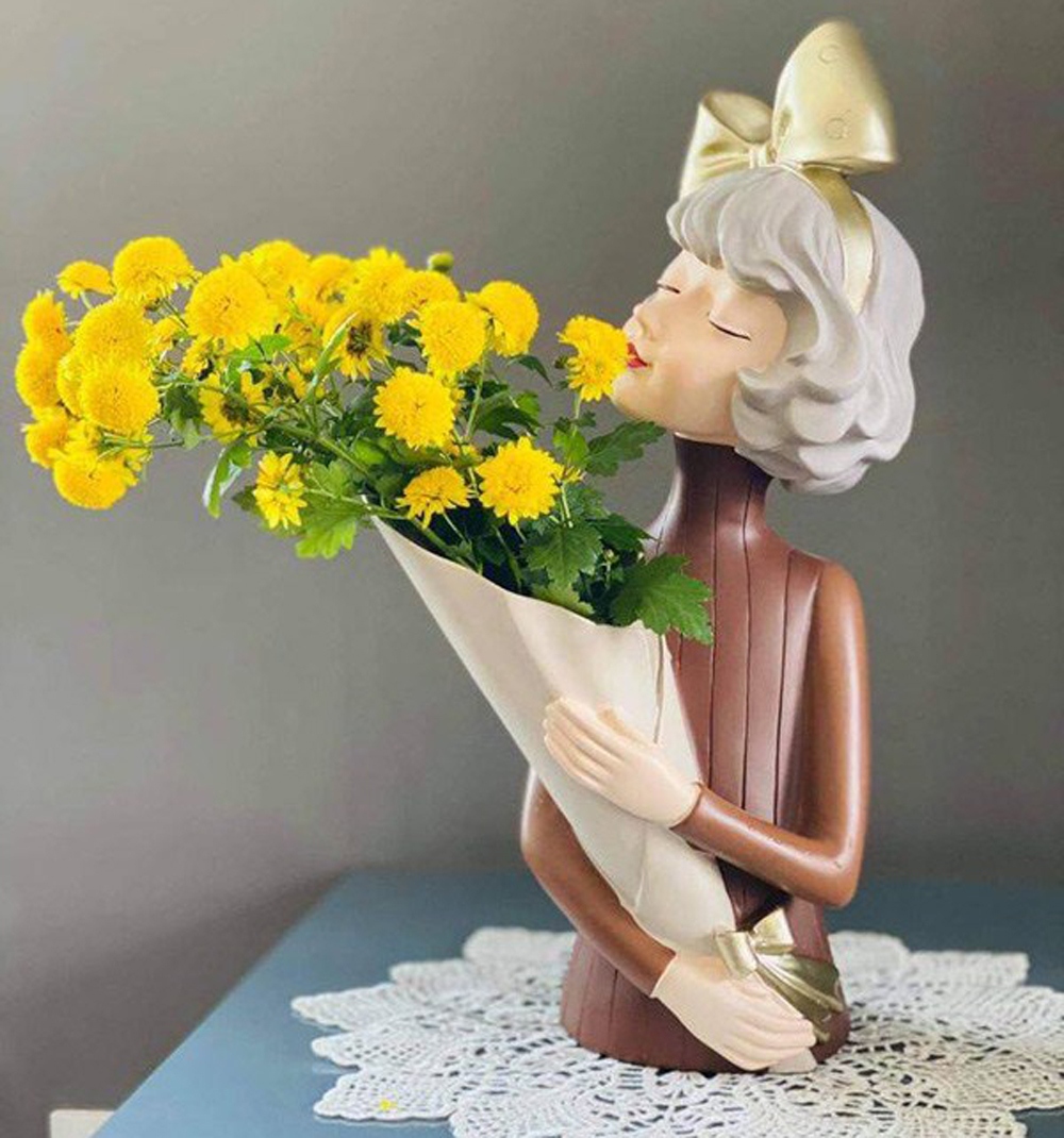 Bình hoa dễ cắm, mẫu mã phong phú, lúc nào cũng sẵn hàng tại chợ gốm Bát Tràng.