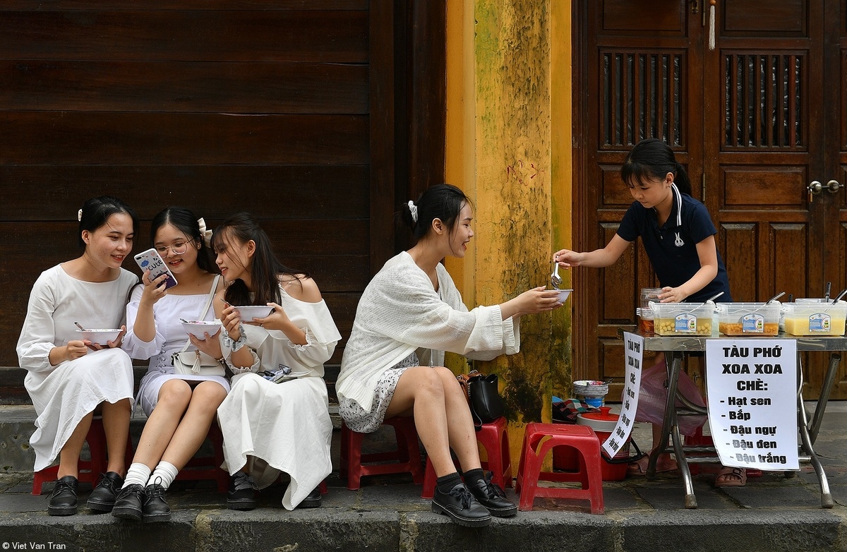 Elsewhere in the competition, Tran Viet Van’s work featuring four young girls enjoying che, sweet soup, on a street in Hoi An, a globally-renowned UNESCO world heritage site and leading tourist destination, claimed the first prize in the Street Food category.