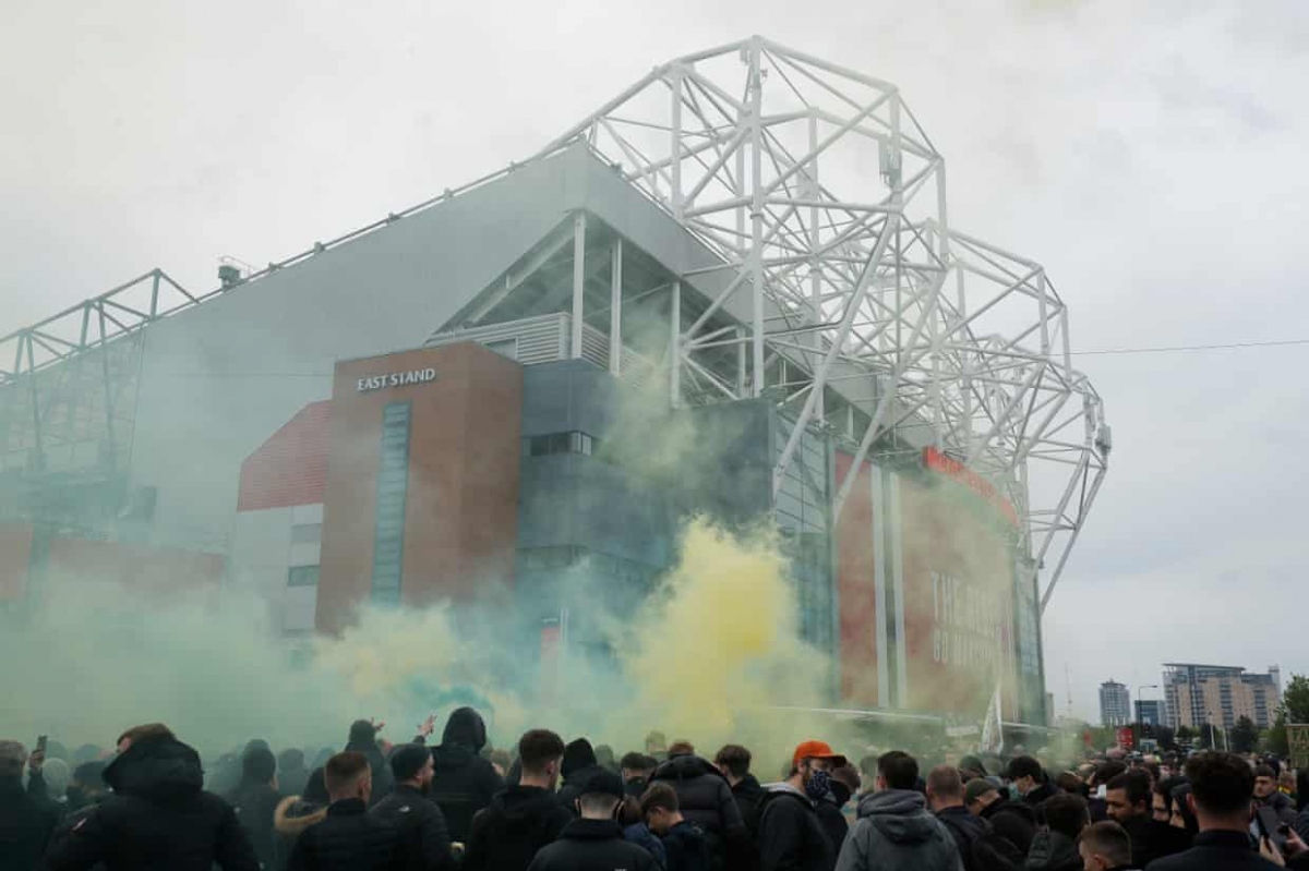 Hôm 2/5, các CĐV biểu tình không chỉ làm loạn ở sân Old Trafford mà còn vây kín khách sạn nơi toàn đội MU đóng quân khiến trận đấu với Liverpool bị hoãn.