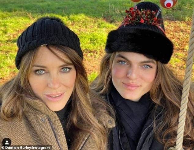 Elizabeth Hurley: Cách ly ở biệt thự xa hoa vẫn "tranh thủ" khoe đường cong bốc lửa