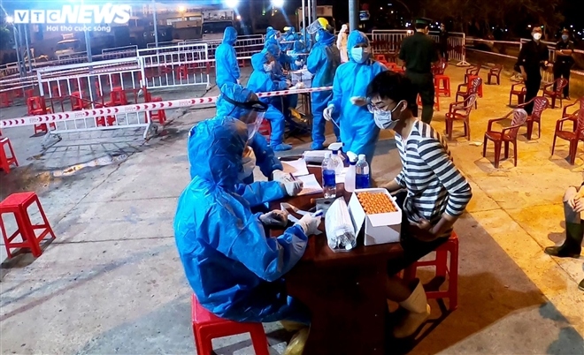 thousands at da nang fishing port undergo covid-19 testing overnight picture 3