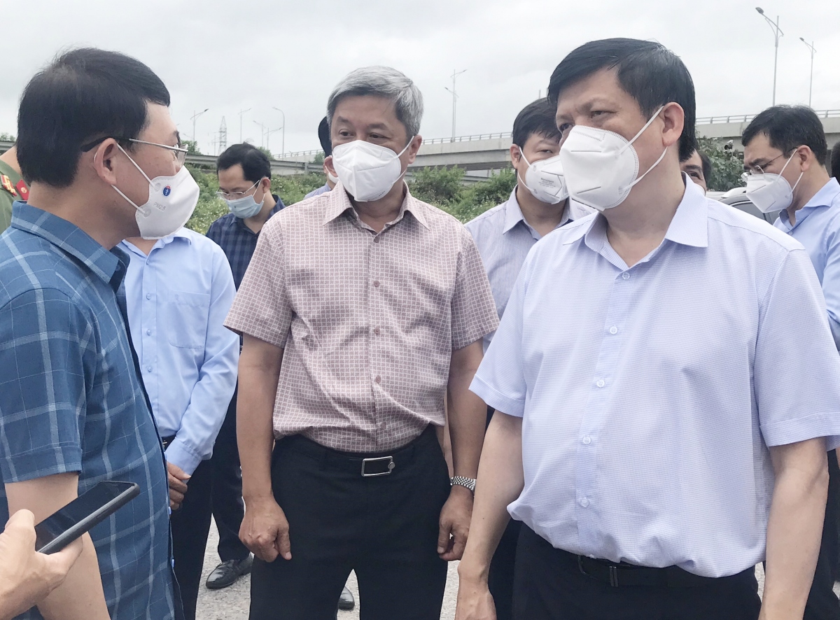 Bộ trưởng Nguyễn Thanh Long, Thứ trưởng Nguyễn Trường Sơn cùng trao đổi với Chủ tịch UBND tỉnh Bắc Giang khi đi kiểm tra công tác phòng, chống dịch tại khu công nghiệp Quang Châu.