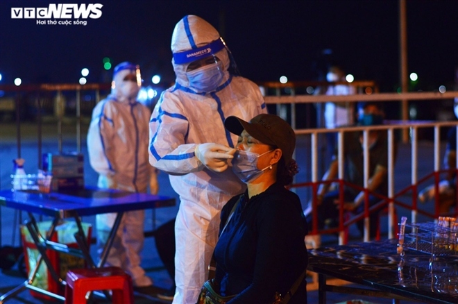 thousands at da nang fishing port undergo covid-19 testing overnight picture 4