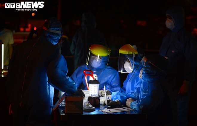 thousands at da nang fishing port undergo covid-19 testing overnight picture 5