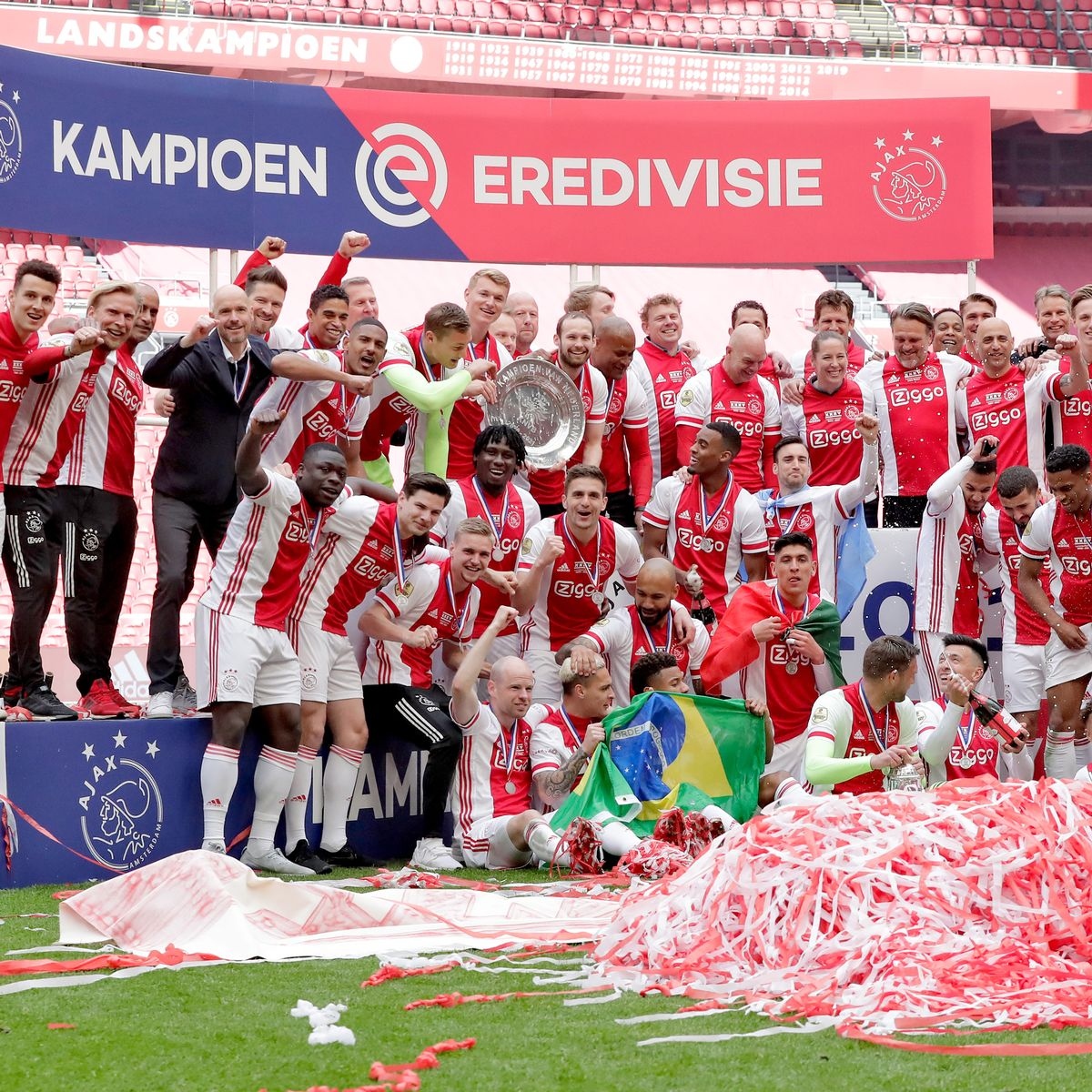 ajax nấu cúp vô địch làm quà tặng cho người hâm mộ hình ảnh 6 ajax nau cup vo dich lam qua tang cho nguoi ham mo hinh anh 6