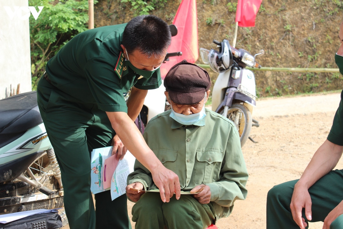 Anh bien phong son la van dong dong bao tham gia bau cu hinh anh 8