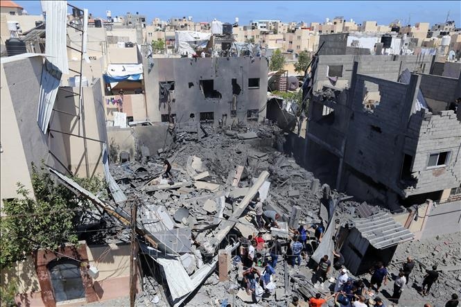 Hiện trường đổ nát sau vụ không kích của Israel xuống thành phố Khan Younis, Dải Gaza, ngày 19/5/2021. Ảnh: THX/TTXVN