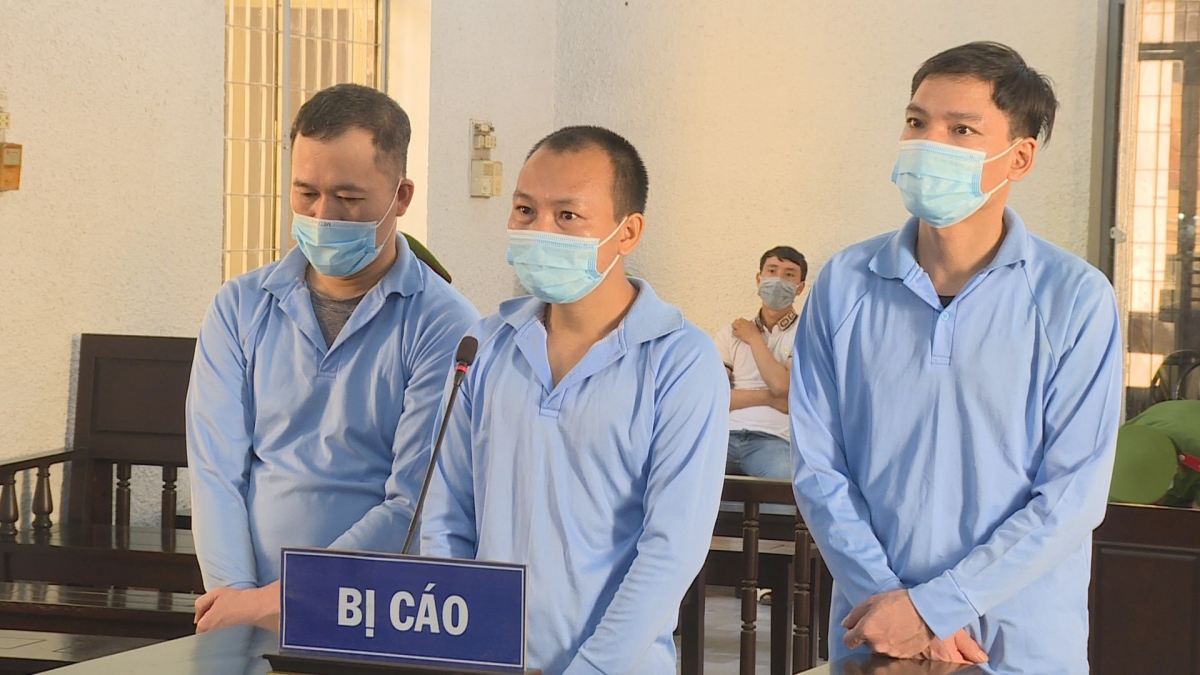 Các bị cáo Hải, Phu và Đạt tại phiên tòa sáng nay (4/5)