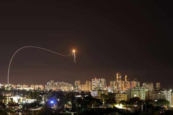 Vệt sáng phát ra khi hệ thống chống tên lửa Vòm Sắt của Israel đánh chặn các quả rocket phóng từ Dải Gaza ngày 16/5. Ảnh: Reuters