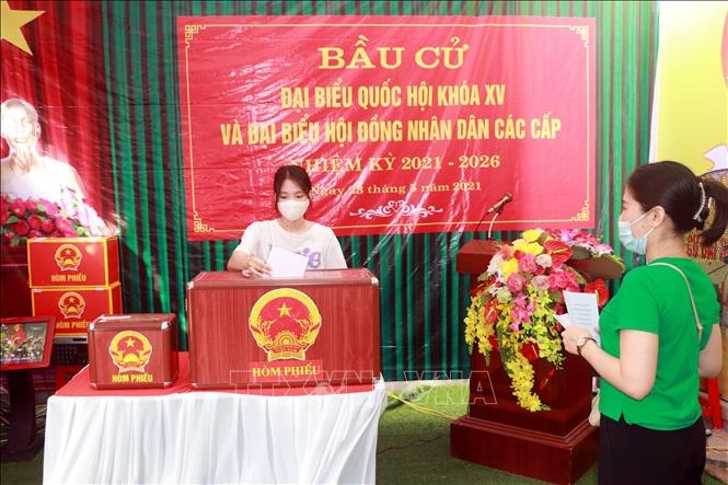 Cử tri phường Vị Hoàng, thành phố Nam Định bỏ phiếu tại khu vực bỏ phiếu số 6, phường Vị Hoàng, thành phố Nam Định. Ảnh minh họa: Văn Đạt/TTXVN
