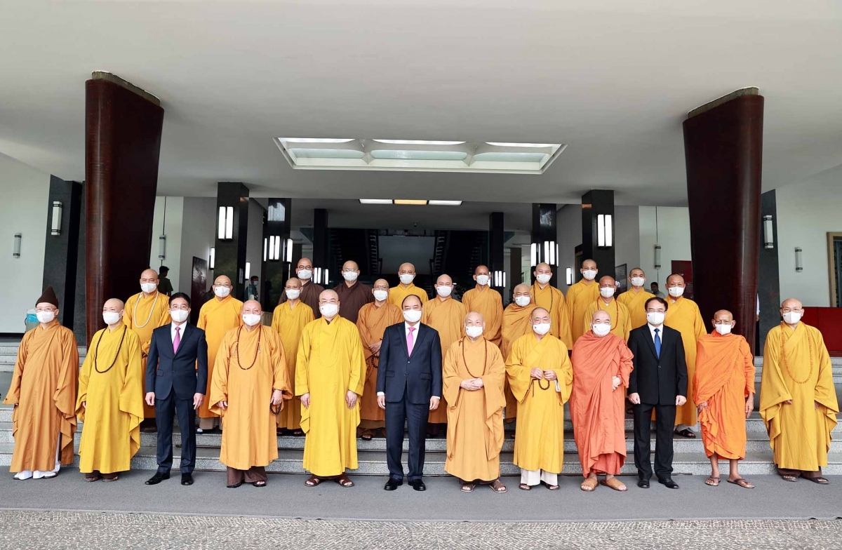 President Nguyen Xuan Phuc hosts a delegation from Vietnam Buddhist Shangha (VBS) on the occasion of the Buddha’s 2565th birthday