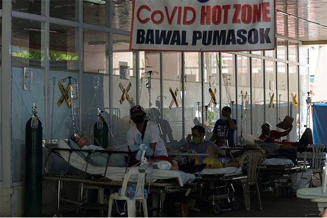 Bệnh nhân điều trị Covid-19 ở Phillippines. Ảnh: Reuters.