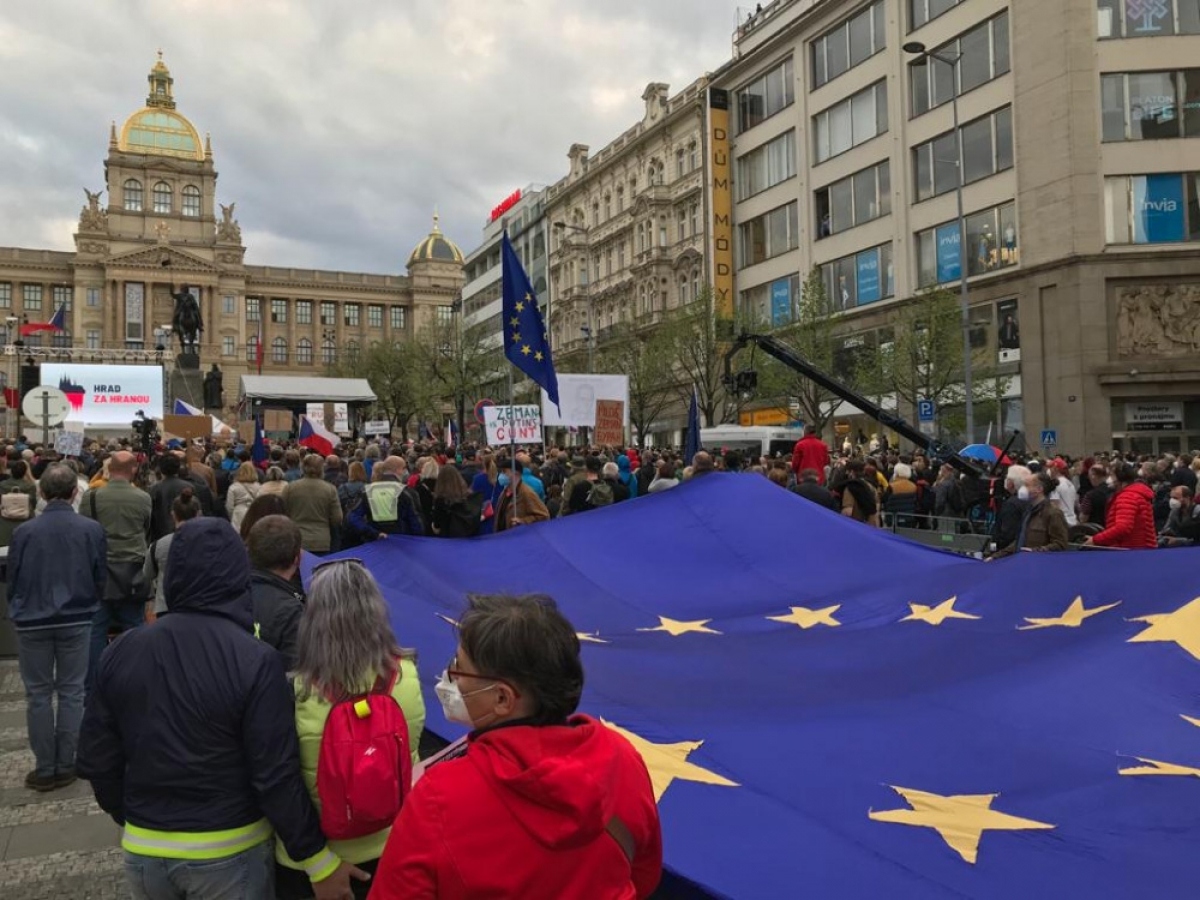 Những người tham gia biểu tình tại một quảng trường ở Praha.