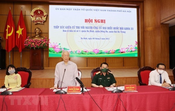 Party General Secretary Nguyen Phu Trong (standing) speaks at the meeting with Hanoi's voters (Photo: VNA)